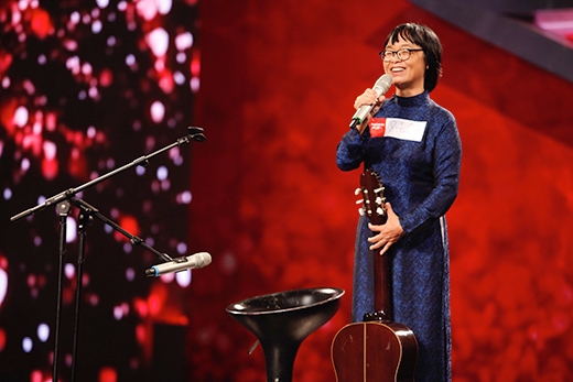 
	
	Ở vòng loại sân khấu, cô Huỳnh Mai và con gái Mai Anh của mình đã phối bè và biểu diễn ca khúc “Trường làng tôi” ngọt ngào, da diết.