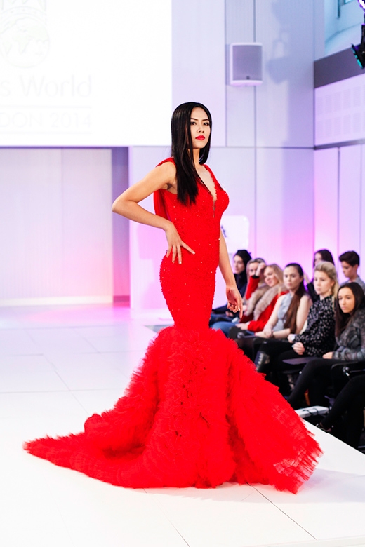 
					
					Nguyễn Thị Loan từng diện bộ đầm đỏ cũng của NTK Lê Thanh Hòa trên sân khấu ở phần thi phụ Top Model