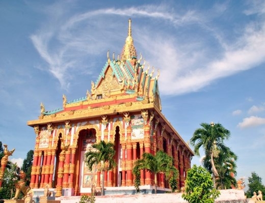 
	
	Ngôi chánh điện có chiều cao 36,3 m được xem là cao nhất trong quần thể chùa Khmer Nam Bộ tại Việt Nam.
