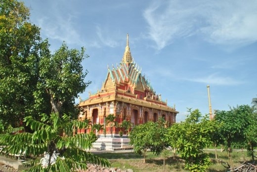 
	
	Khuôn viên chùa rộng lớn với nhiều cây xanh.