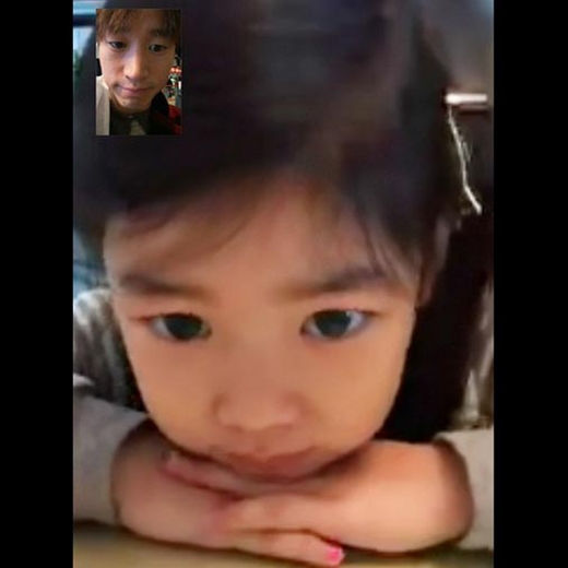 
	
	Tablo khoe hình chat qua điện thoại cùng con gái Haru cực đáng yêu.