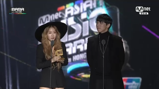 
	
	Soyou và Jung Gigo nhận giải thưởng Màn biểu diễn kết hợp xuất sắc nhất 2014 với ca khúc Some