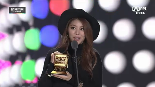 
	
	Ailee nhận giải thưởng giọng ca nữ xuất sắc nhất với ca khúc Singing Got Better