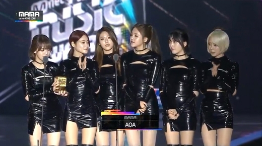 
	
	CN Blue nhận giải ban nhạc biểu diễn xuất sắc nhất 2014. Tuy nhiên vì CN Blue không có mặt tại MAMA nên AOA đã nhận giải thưởng thay đàn anh.