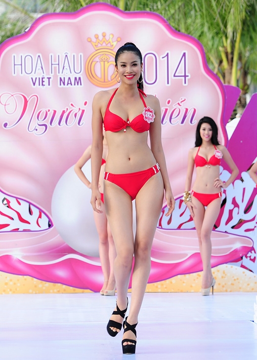 
		
		Phạm Thị Hương có chiều cao 1m73, cân nặng 52kg, số đo ba vòng 81-64-92