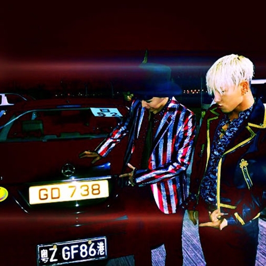 
	
	G-Dragon khoe hình chụp cùng Taeyang đứng bên cạnh một chiếc xe mang dòng chữ GD và viết: 'MAMA 2014, chúng ta cùng đi thôi, GD, Taeyang, Goodboy, Hong Kong'.