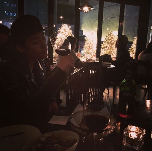 
	
	Lee Hong Ki được tận hưởng thời gian nhấm nháp rượu vang cùng thành viên Jaejin, anh viết: 'Một ly rượu vang với Jaejin...Tôi đã viết một bài hát với Jaejin. Rượu và thịt nướng'.
