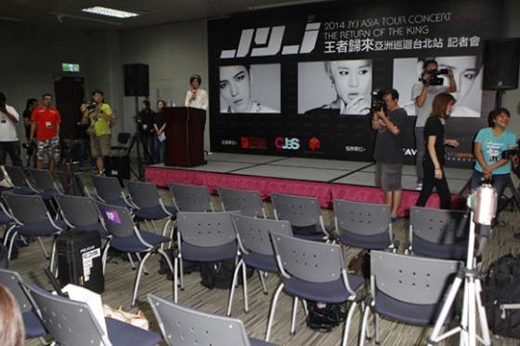 
	
	Thậm chí trong buổi họp báo của concert sau đấy tại Đài Loan, phóng viên đã đồng loạt bỏ về vì những nguyên tắc quá khắt khe của nhóm nhạc nam này. - Tin sao Viet - Tin tuc sao Viet - Scandal sao Viet - Tin tuc cua Sao - Tin cua Sao