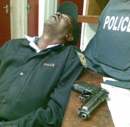 
	
	Chú cảnh sát ngủ gục trong một tình huống hết sức nguy hiểm