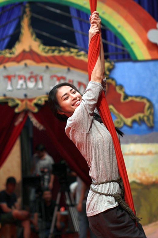 
	
	Cô cùng các diễn viên đã bỏ rất nhiều thời gian để học biểu diễn các động tác như đu dây, bay trên cao, giữ thăng bằng - Tin sao Viet - Tin tuc sao Viet - Scandal sao Viet - Tin tuc cua Sao - Tin cua Sao