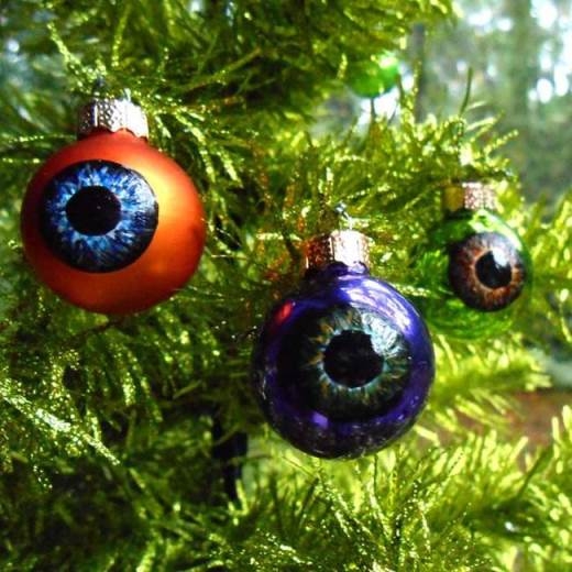 
	
	Bạn sẽ cảm thấy như thế nào nếu khi cây thông Noel treo đầy hàng chục nhãn cầu của đôi mắt?