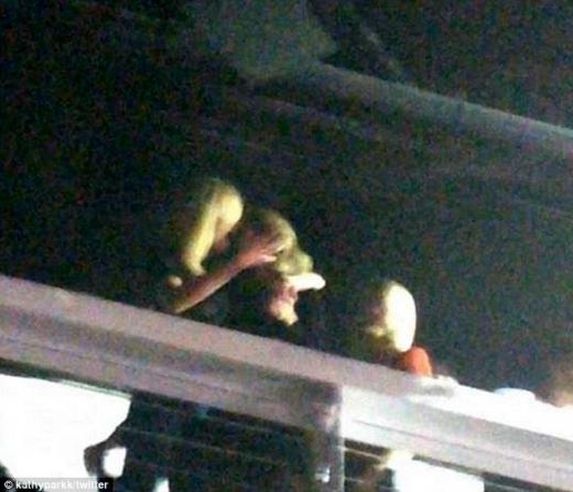 
	
	Bức ảnh bị nghi khóa môi của Taylor Swift và bạn gái Karlie Kloss