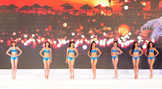 
					
					Các thí sinh Hoa hậu Việt Nam được chia làm các tốp lần lượt trình diễn trên sân khấu