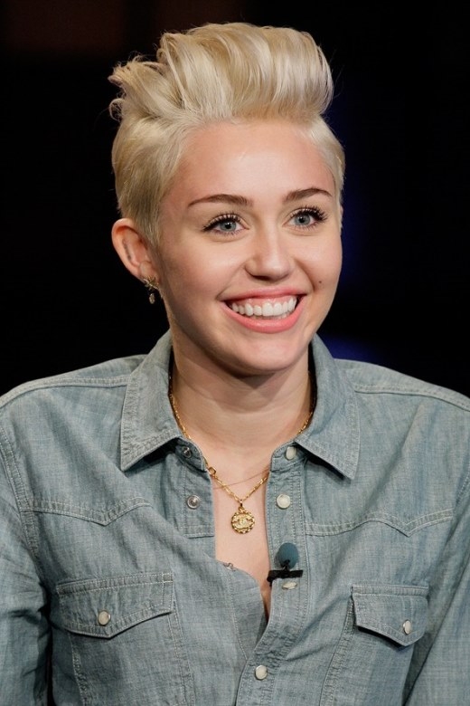 
	
	Và cũng có thể cá tính như cô nàng Miley với kiểu tóc này