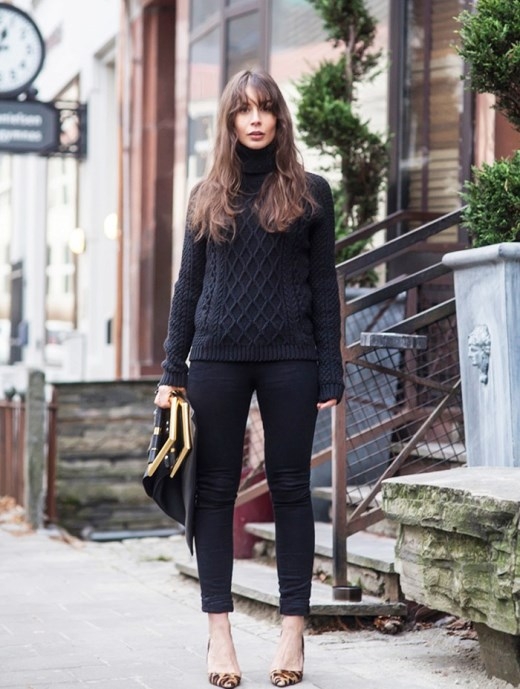 
	
	Áo len đen kết hợp với quần jeans cùng màu sẽ tạo cho bạn một vẻ ngoài vô cùng thời trang và thanh lịch