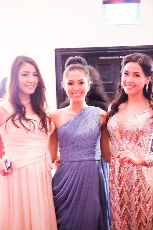 
						
						Nguyễn Thị Loan chụp cùng Hoa hậu Nhật Bản (ngoài cùng bên trái) và Hoa hậu Indonesia