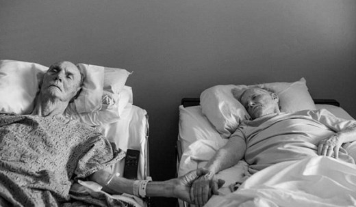 
	
	Hôm 2/8 vừa qua, cặp vợ chồng Don và Maxine Simson, sống ở Bakersfield, tiểu bang California, Hoa Kỳ đã trút hơi thở cuối cùng chỉ cách nhau vài tiếng, khép lại một chuyện tình đẹp sau 62 năm chung sống. Được biết, cả hai ông bà đều lâm trọng bệnh Don đã vấp ngã và bị gãy xương chậu, còn vợ ông bà Maxine thì phải chống cự trước biến chứng của căn bệnh ung thư. Trước giờ ra đi, gia đình đã yêu cầu bác sĩ cho cặp đôi này xuất viện để được hưởng cái chết an lành bên người thân tại tư gia. “Câu chuyện của họ thật cảm động, đẹp và rất thực. Tất cả chúng tôi đều biết trước chuyện gì sẽ xảy ra. Cả ông và bà đều đã hạnh phúc bên nhau 62 năm thì giờ họ cũng sẽ cùng nhau bước qua thế giới bên kia”, Melissa Sloan, cháu gái trong gia đình, trả lời trong cuộc phỏng vấn với tờ KERO News.