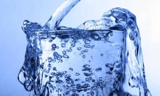 
	
	1. Uống nước đun đi đun lại nhiều lần: Nước đun đi đun lại nhiều lần sẽ làm cho nồng độ nitrat và các kim loại nặng trong nước tăng lên, khi vào cơ thể sẽ làm cho tim đập nhanh, khó thở...