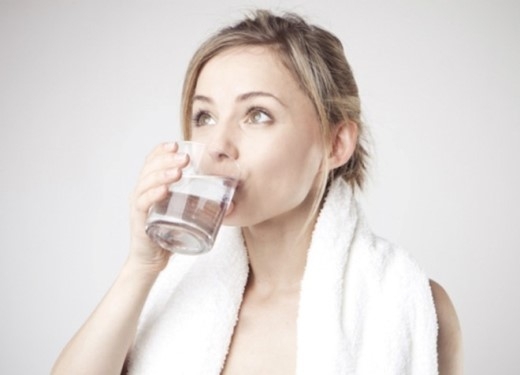 
	
	8. Không uống nước khi ngủ dậy: Cơ thể bạn trải qua một đêm dài không được cung cấp nước trong khi hoạt động của các hệ cơ quan vẫn diễn ra bình thường. Chất thải trong cơ thể đang cần được rửa sạch. Uống nước ngay sau khi ngủ dậy không chỉ có tác dụng cung cấp nước mà còn giúp cơ thể bạn giải độc một cách hiệu quả.