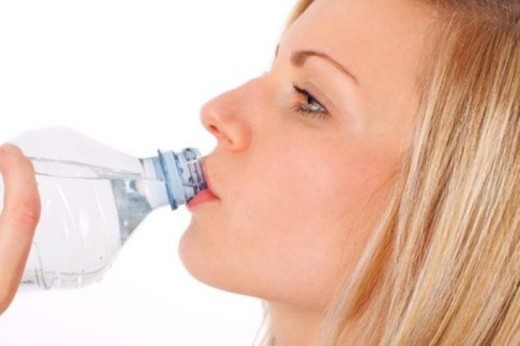 
	
	12. Uống nước trong chai nhựa: Chai nhựa được làm từ polyester có thể gây hại cho cơ thể khi gặp nhiệt độ cao nếu như chúng không được sản xuất đúng theo quy chuẩn.