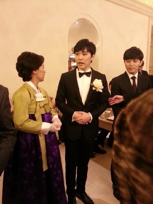 
	
	Sungmin và mẹ trong lễ cưới