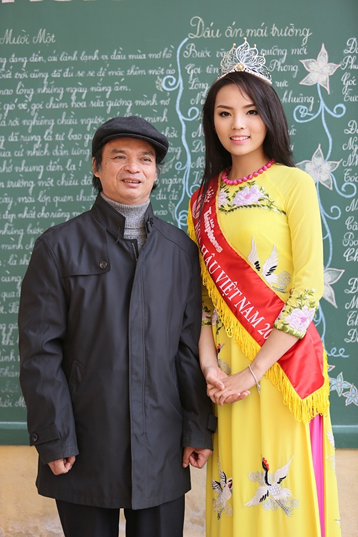 
		
		Chụp hình kỷ niệm cùng các thầy giáo trong trường - Tin sao Viet - Tin tuc sao Viet - Scandal sao Viet - Tin tuc cua Sao - Tin cua Sao