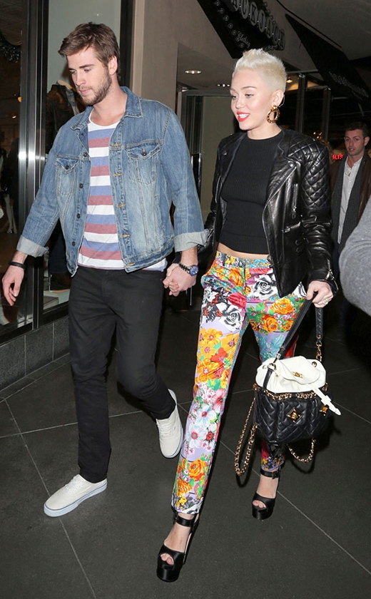 
	
	Liam Hemsworth và Miley Cyrus thời gian còn mặn nồng