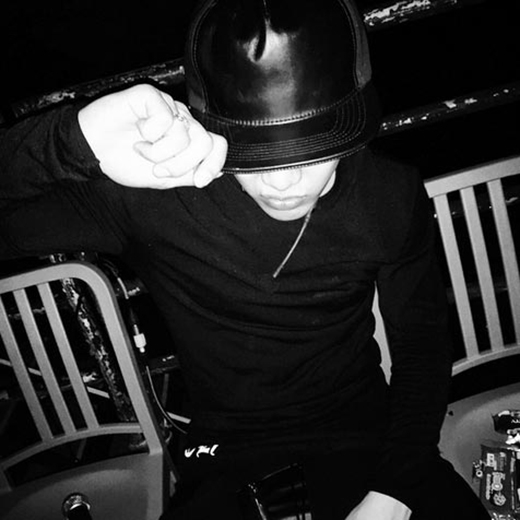 
	
	Jackson khoe hình phong cách trắng đen và viết: 'JYP Nation 2014'