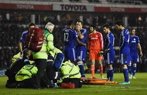 
	
	Trận đấu tạm hoãn ít phút để các nhân viên y tế Chelsea chăm sóc choZouma.