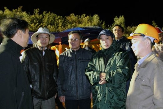 
	
	Ông Đoàn Văn Việt (thứ hai, bên phải) -  Chủ tịch UBND tỉnh Lâm Đồng - chỉ đạo triển khai phương án đưa nạn nhân ra ngoài