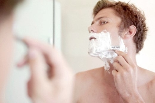 
	
	3. Không rửa mặt trước khi cạo râu: Rửa mặt sạch trước khi cạo râu sẽ giúp ích nhiều về mặt vệ sinh cũng như loại bỏ những chất nhờn, có thể ngăn chặn sự thẩm thấu nước để cạo râu dễ hơn.