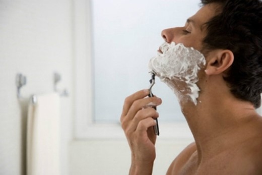 
	
	15. Dùng chung dao cạo râu: Tuyệt đối không dùng chung lưỡi dao với người khác để tránh mắc bệnh khi trầy xước trong quá trình cạo râu.