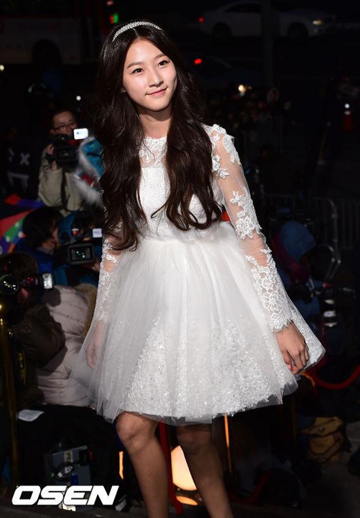 
	
	Kim Sae Ron cực xinh đẹp với đầm trắng như công chúa