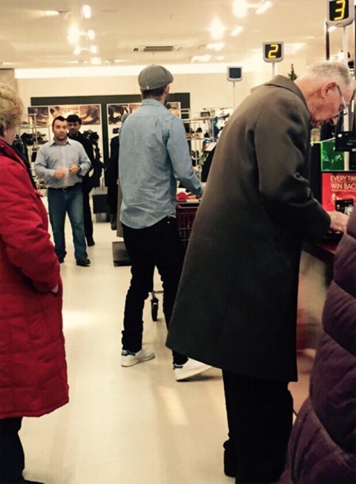 
	
	Nhiều khách hàng thích thú chụp lại ảnh Becks đang đi mua sẵm tại chuỗi cửa hàng bình dân. Ảnh: Twitter.