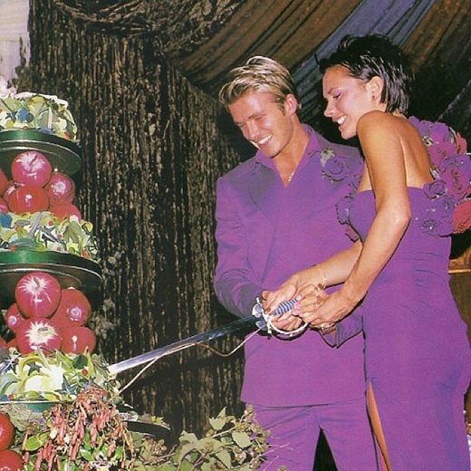 
	
	Victoria Beckham chia sẻ bức ảnh cũ của mình và chồng David Beckham để kỉ niệm 15 năm ngày cưới.