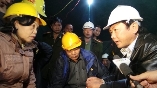 
	
	Phó chủ tịch tỉnh Lâm Đồng Nguyễn Văn Yên họp bàn cách đưa thư cho các công nhân mắc kẹt.