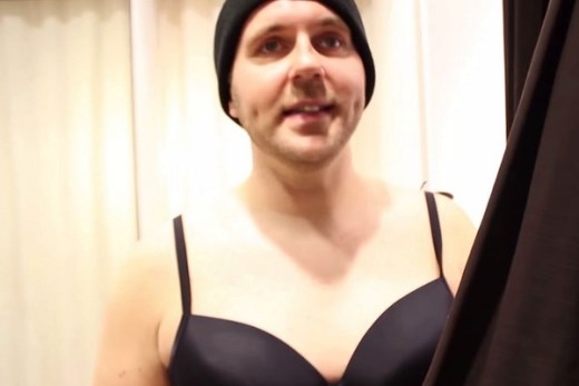 
	
	Một MC người Đức đã từng tham gia vào quá trình bơm ngực để biết cảm giác của phục nữ khi mặc áo ngực