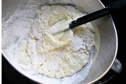 
	
	Cho bột vào hỗn hợp lòng đỏ, dùng muỗng trộn đều. Cho tiếp lòng lòng trắng vào trộn cho hòa quyện. Đổ bột vào khuôn bánh, cho vào lò nướng trong 12-15 phút.