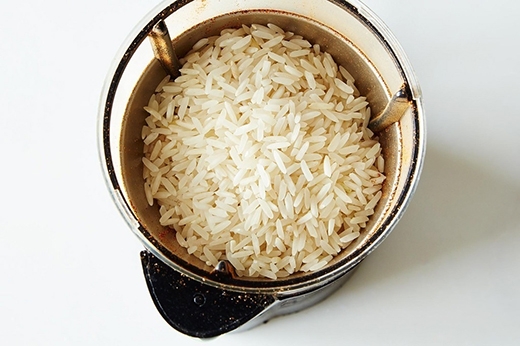 
	
	10. Gạo rất hữu ích để làm sạch máy xay cà phê. Cho gạo trắng chưa nấu chín vào xay nát thành bột, sau đó lấy ra và dùng giẻ ướt để lau sạch máy xay. Gạo sẽ giúp hấp thụ dầu và những mùi cà phê còn sót lại.