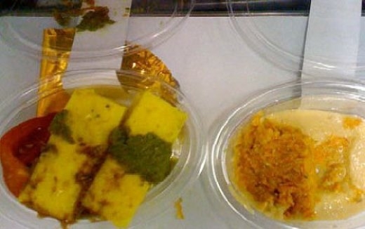 
	
	Bữa ăn trên máy bay do ông Oli Beal chụp lại trên chuyến bay.