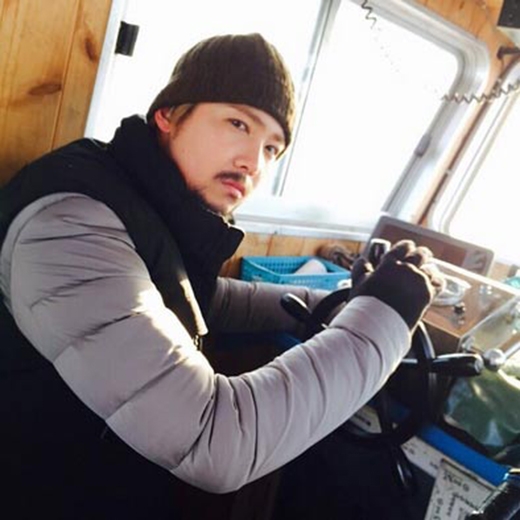 
	
	Lee Hong Ki tiếp tục khoe hình cực ngộ nghĩnh khi anh hóa thành ông lão đánh cá và ngồi trên thuyền.