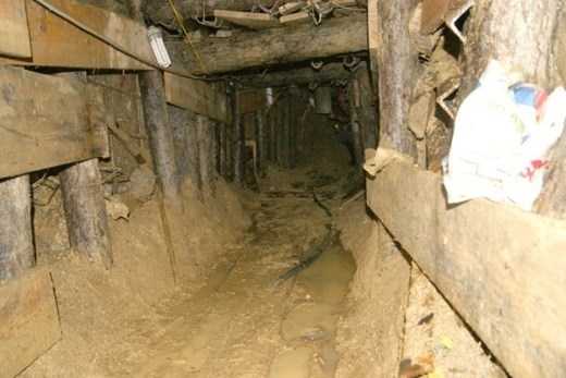 
	
	Phía trong hầm do lực lượng công binh thực hiện.