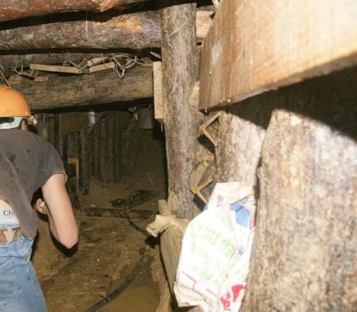 
	
	Dù thực hiện sau nhưng may mắn không gặp đá lớn nên đường hầm của Công binh thực hiện đã về đích trước và lần lượt đưa được 12 công nhân mắc kẹt phía trong ra ngoài an toàn.
