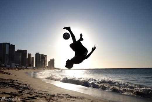 
	
	Ngày 11/6, cúp bóng đá thế giới tổ chức ở Brazil thổi bùng ngọn lửa cuồng nhiệt với môn thể thao vua của người dân nước này. Trong hình, một thiếu niên tung cú sút vô lê tuyệt đẹp trên bãi biển thành phố Fortaleza.
