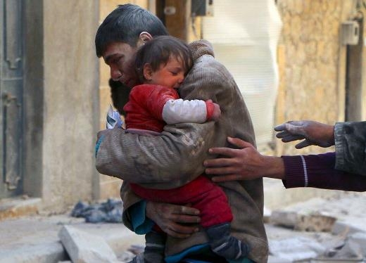 
	
	Một cậu bé cứu em gái mình từ dưới đống đổ nát của ngôi nhà ở Syria.