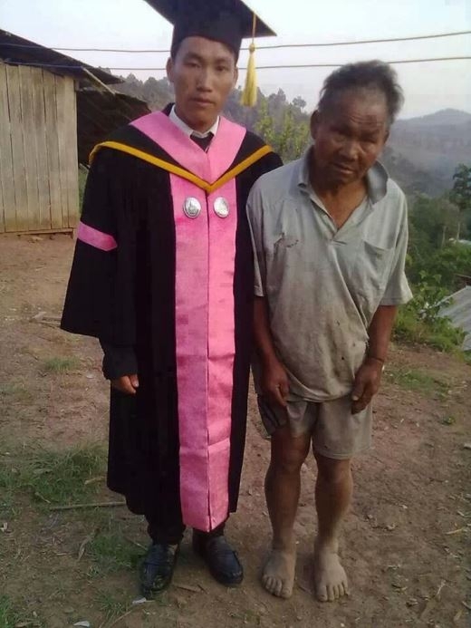 
	
	Người nông dân nghèo bên đứa con trai vừa mới tốt nghiệp. Khi hình ảnh này được đăng tải lên mạng xã hội, rất nhiều cư dân mạng đã bày tỏ sự cảm phục đối với hai cha con, dù nghèo khó nhưng vẫn cố gắng nỗ lực, vượt lên trên mọi hoàn cảnh.