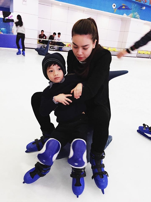 
							
							Sau đó, Subeo được mẹ Hà Hồ đưa đi trượt băng