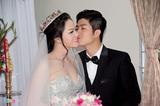  
Chú rể Bửu Long luôn dành cho cô dâu Nhật Kim Anh những nụ hôn ngọt ngào trong ngày cưới. - Tin sao Viet - Tin tuc sao Viet - Scandal sao Viet - Tin tuc cua Sao - Tin cua Sao