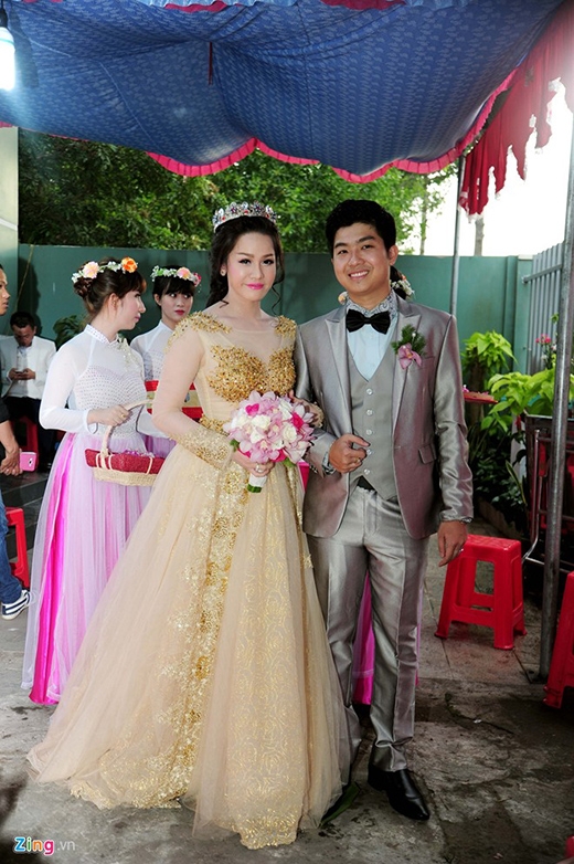  
Nhật Kim Anh rạng rỡ trong chiếc váy cưới ánh kim. - Tin sao Viet - Tin tuc sao Viet - Scandal sao Viet - Tin tuc cua Sao - Tin cua Sao
