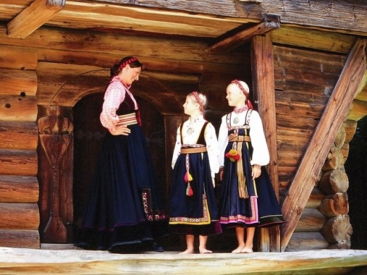 
	
	Bảo tàng Norsk Folkemuseum, Oslo: Trang phục khiêu vũ truyền thống được trưng bày ở bảo tàng Norsk Folkemuseum, Oslo, đã gợi cảm hứng cho những bộ váy tuyệt đẹp của Anna, Elsa và người dân trong phim.